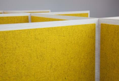bord afskærmning med gul filt